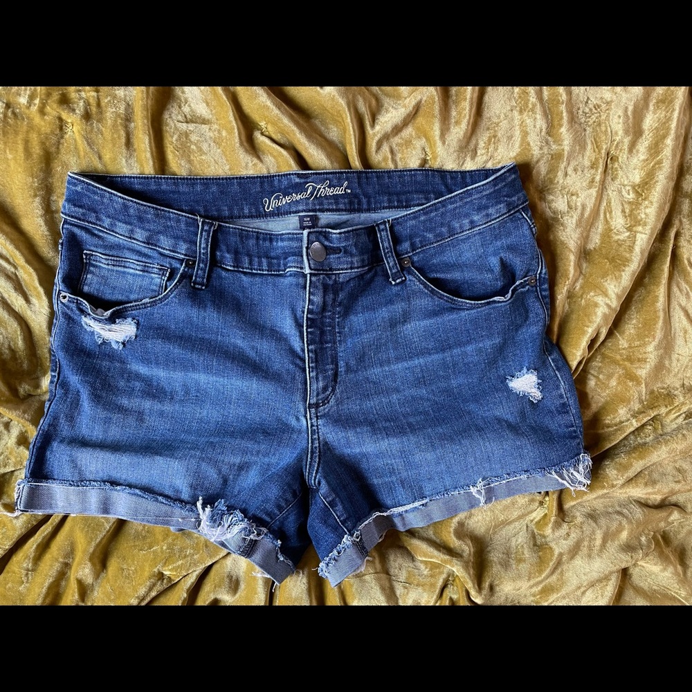PLUS SIZE DISTRESSED stretch CUT OFFS• high waisted
